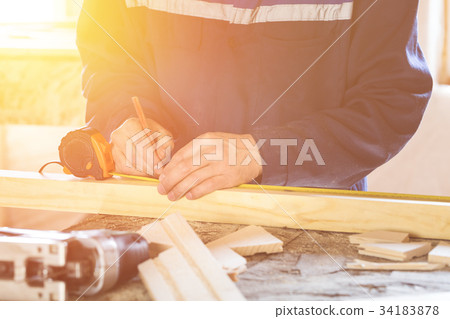 Measure wooden log by measuring tape and drawing 34183878