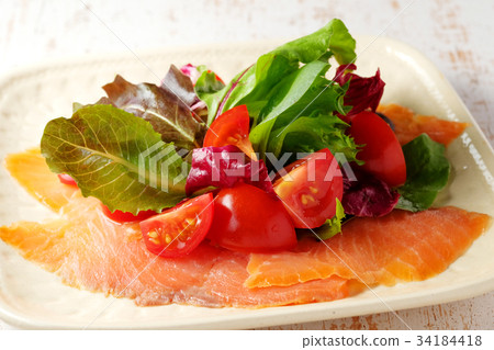 Norwegian smoked salmon salad 34184418