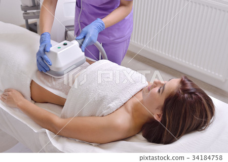 Pretty woman getting cryolipolyse fat treatment 34184758