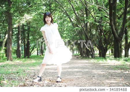 散步漫步美容生活方式肖像女人清新的綠色 34185488