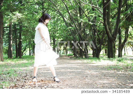散步漫步美容生活方式肖像女人清新的綠色 34185489