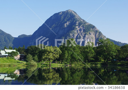 Niigata Itoigawa scenic spot Takanami pond and "Myojosan" (Myoseiyama) whole mountain limestone mountain Itoigawa Geopark Niigata Itoigawa scenic spot Takanami pond and "Myojosan" (Myoseiyama) whole mountain limestone mountain Itoigawa Geopark 34186638