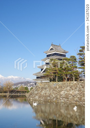 信州國寶珍寶松本城在初冬北阿爾卑斯山的降雪和戰國時代的松本旅遊中心的城堡塔 信州國寶珍寶松本城在初冬北阿爾卑斯山的降雪和戰國時代的松本旅遊中心的城堡塔 34187020