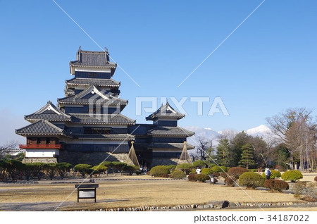 信州國寶珍寶松本城在初冬北阿爾卑斯山的降雪和戰國時代的松本旅遊中心的城堡塔 34187022