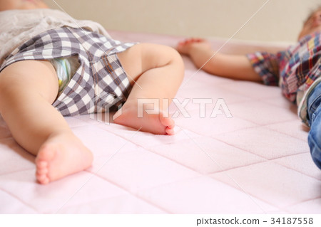 弟弟和妹妹小睡 34187558