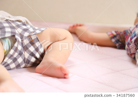 弟弟和妹妹小睡 34187560