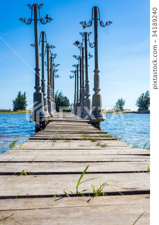 The wood pier and light posst in pond 34189240