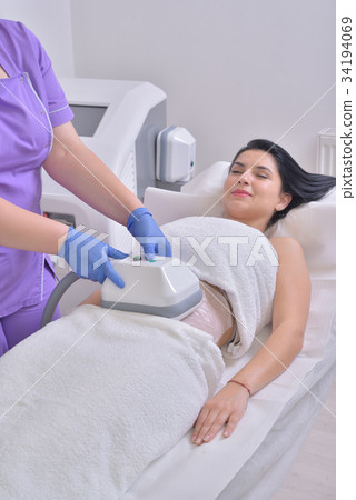 Young woman getting cryolipolyse fat treatment 34194069