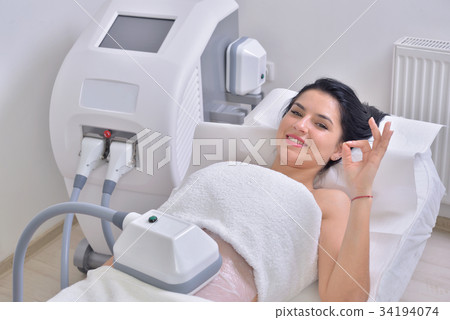Young woman getting cryolipolyse fat treatment 34194074