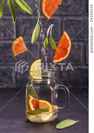 Grapefruit infused water 34194224