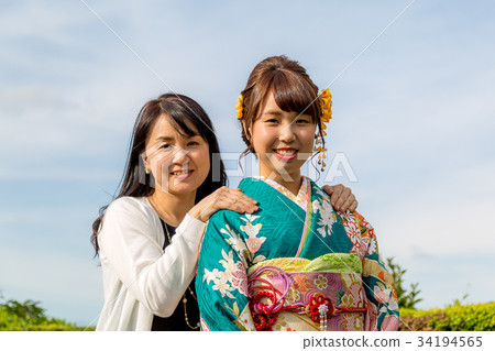 Women and their families wearing kimono 34194565
