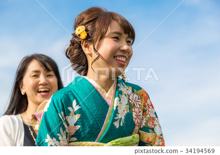 Women and their families wearing kimono 34194569