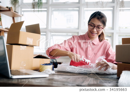 Online seller owner.Online shopping. 34195663