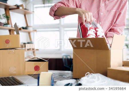 Online seller owner.Online shopping. 34195664