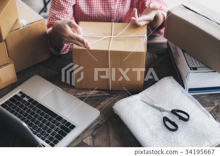 Online seller owner.Online shopping. 34195667