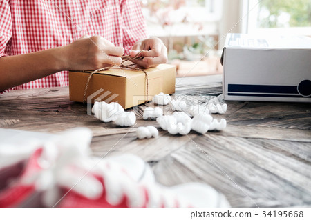 Online seller owner.Online shopping. 34195668