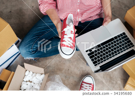 Online seller owner.Online shopping. 34195680