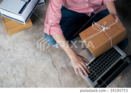 Online seller owner.Online shopping. 34195753