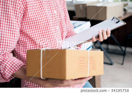 Online seller owner.Online shopping. 34195758