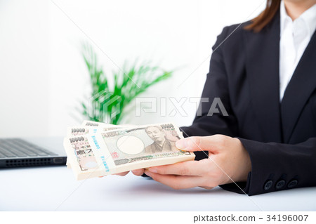 女性商人OL商業形象投資一壘錢貨幣豐富的一面商業金融形象 女性商人OL商業形象投資一壘錢貨幣豐富的一面商業金融形象 34196007
