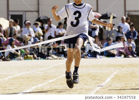 Sports day competition competition relay putting elementary school children image material background material 34197558