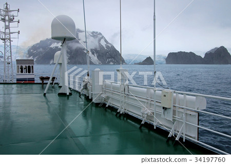 Mountains and glaciar, view from cruise ship 34197760
