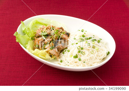 Kim Soen with oil and noodles and mackerel can 34199090