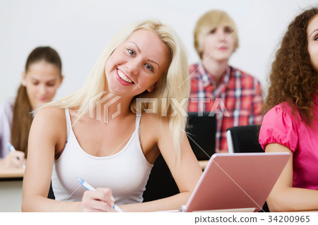 Students at lesson 34200965