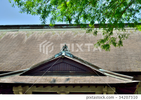 風景 建築 日式建築 房屋 木屋 屋簷 屋頂 和風 植物 樹 枝葉 藍天 陽光 夏季 炎熱 午後 34207310