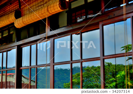 風景 窗上風景 木窗 建築 日式建築 木造 木屋 玻璃窗 窗戶 反射 古老 復古 古代 夏季 大溪 34207314