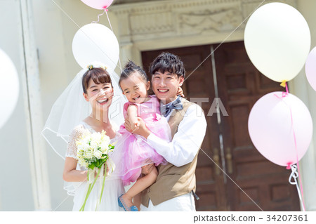 Daddy mommy, family wedding, wedding image, balloons, children 34207361