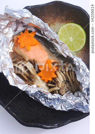 Grilled salmon with foil 34209814