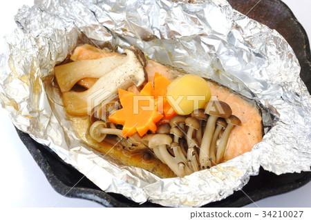 Grilled salmon with foil 34210027