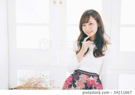 年輕女子髮型圖片 34211667