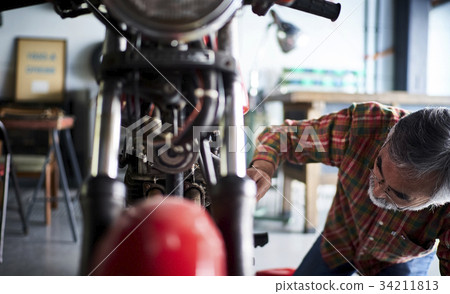 修理摩托車的老人 34211813