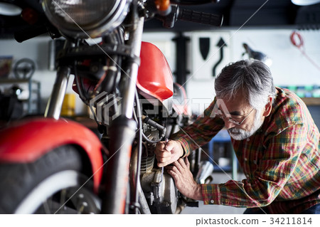 修理摩托車的老人 34211814