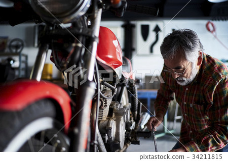 修理摩托車的老人 34211815