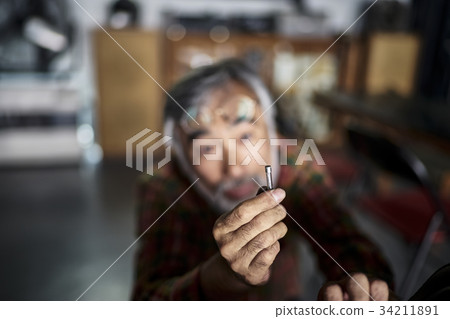 修理摩托車的老人 34211891