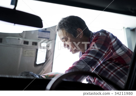 修理汽車的老人 修理汽車的老人 34211980