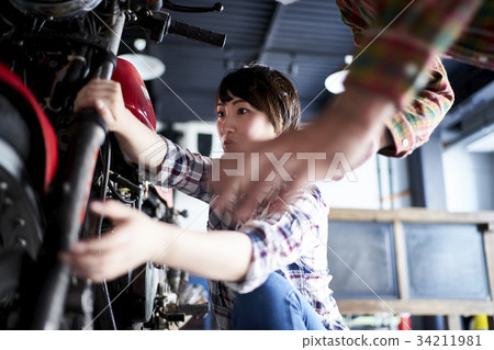 老年人和婦女修理自行車 老年人和婦女修理自行車 34211981