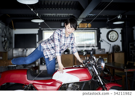 跨騎自行車的女人 跨騎自行車的女人 34211982