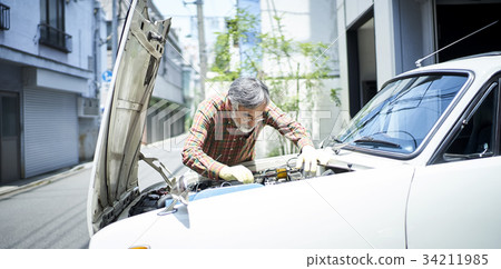 修理汽車的老人 修理汽車的老人 34211985