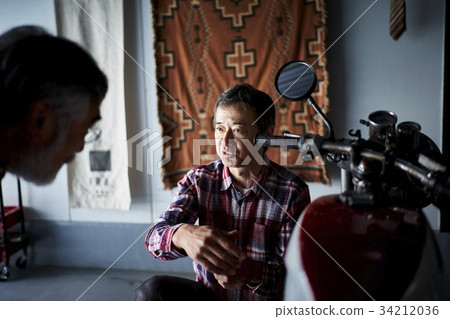 修理摩托車的老人 34212036