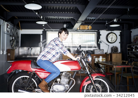 跨騎自行車的女人 34212045