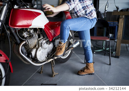  騎自行車的女人 34212144