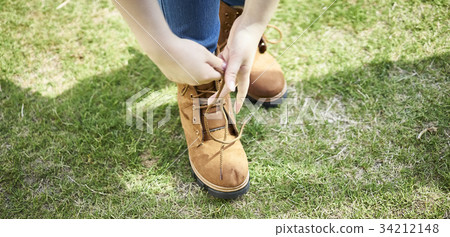 Tie the shoelaces 34212148