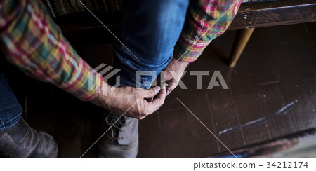 Tie the shoelaces Tie the shoelaces 34212174