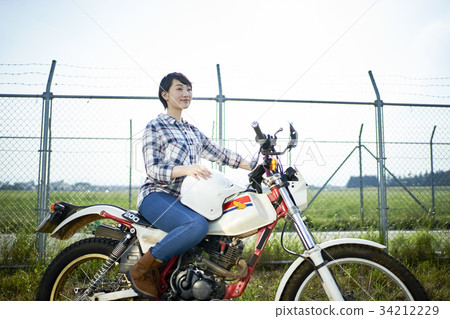 跨騎自行車的女人 34212229