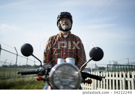 騎摩托車的老人 騎摩托車的老人 34212249