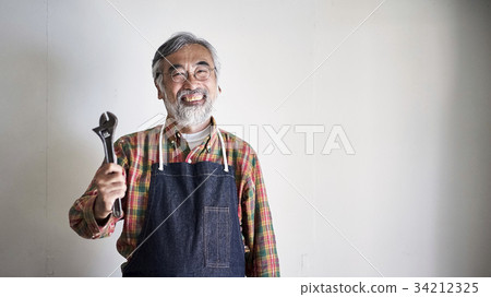Senior man repairing 34212325